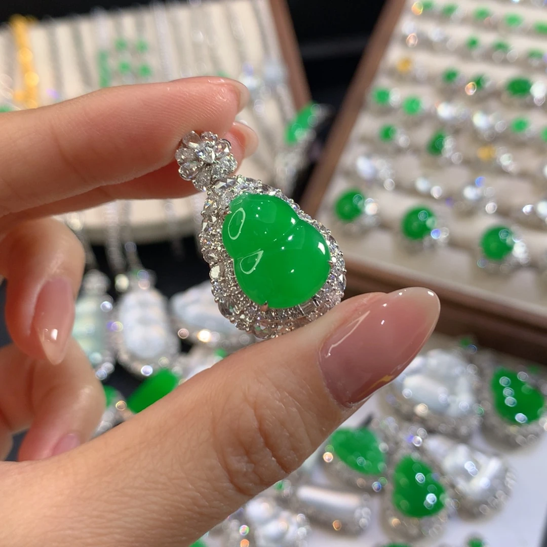 翡翠18K金镶嵌颈饰葫芦