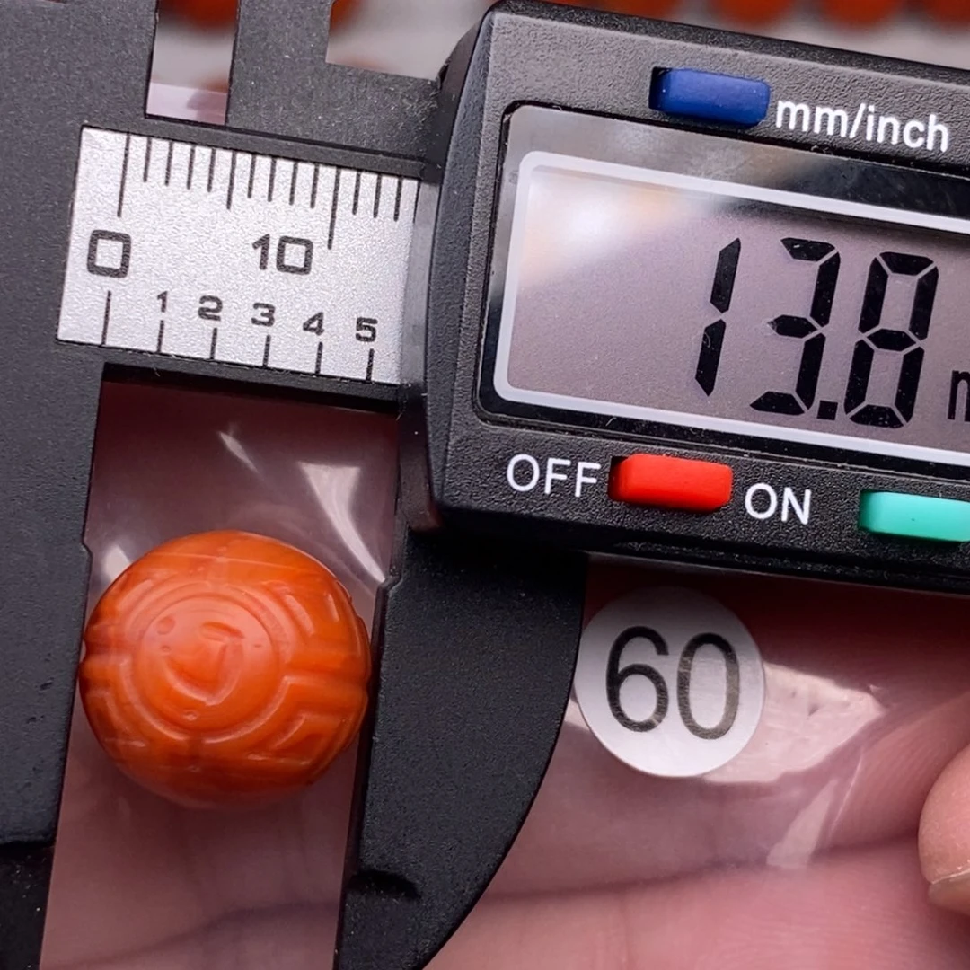 南红玛瑙未镶嵌配饰有瑕疵