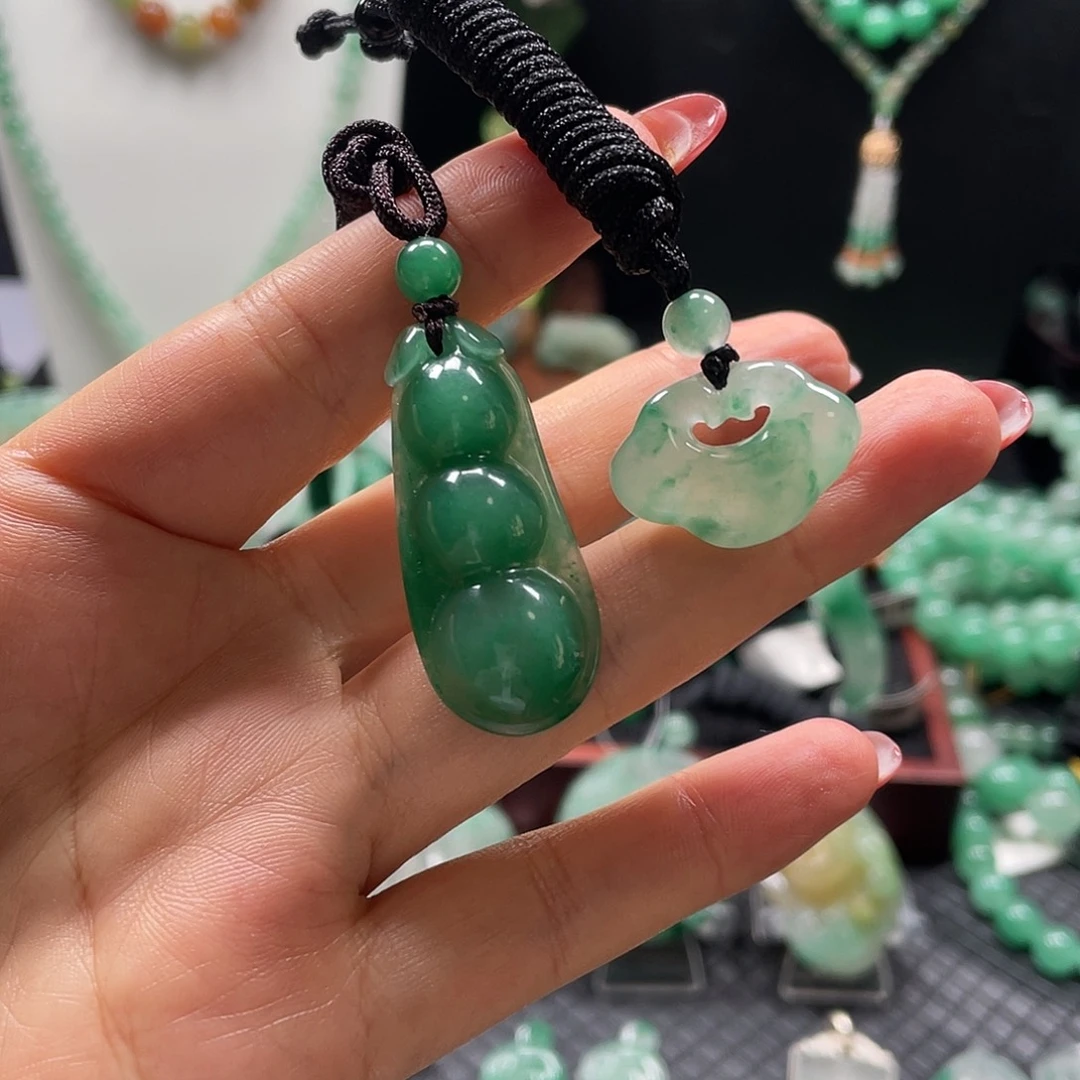 石英质玉（非洲翠）未镶嵌吊坠