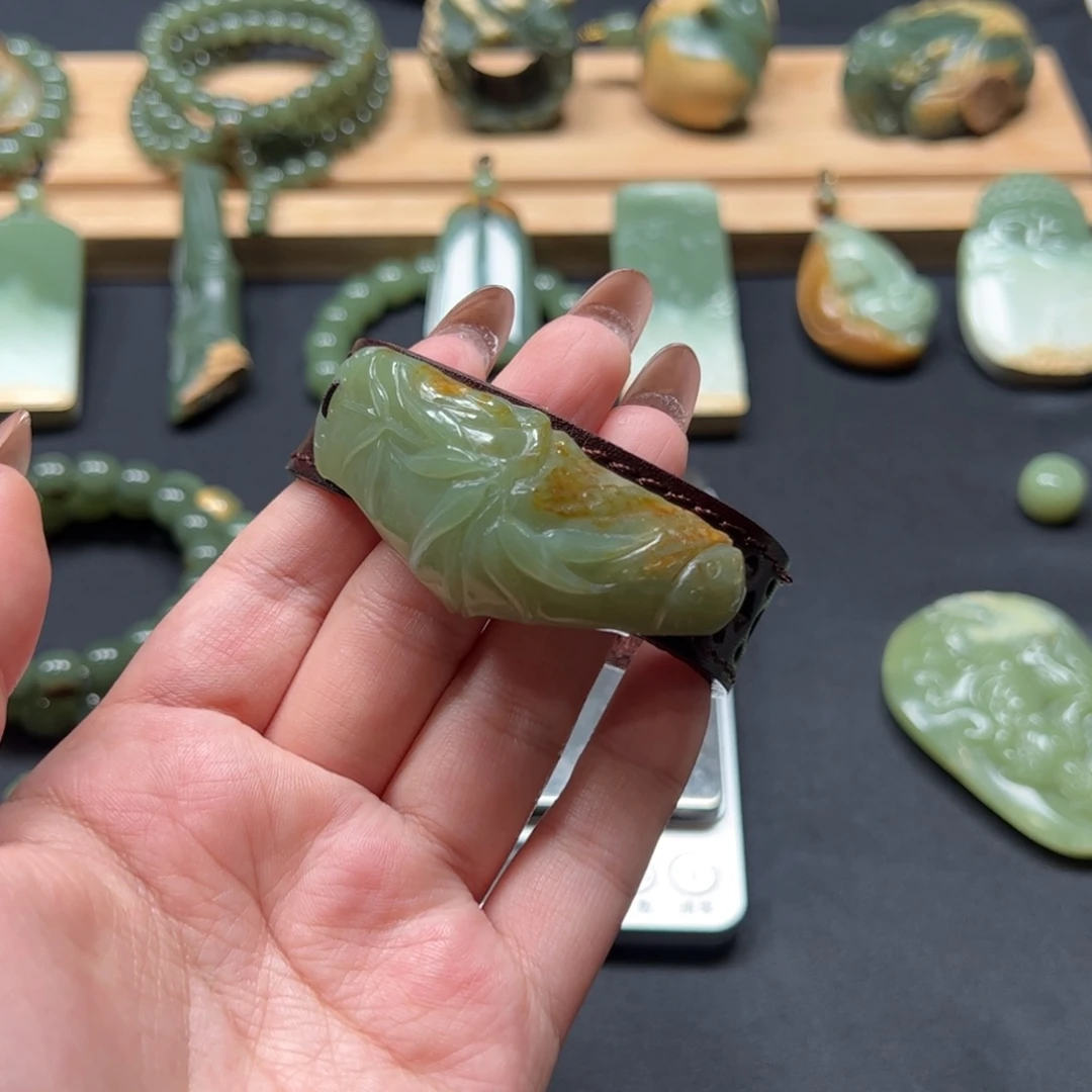 牧***寻岫岩河磨玉（透闪石质玉）未镶嵌颈饰