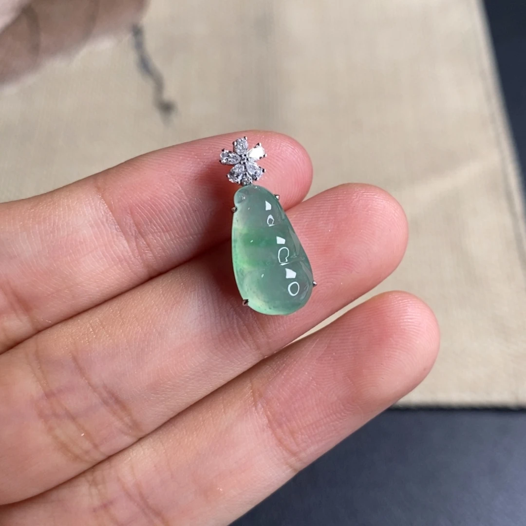 翡翠18K金镶嵌颈饰豆子