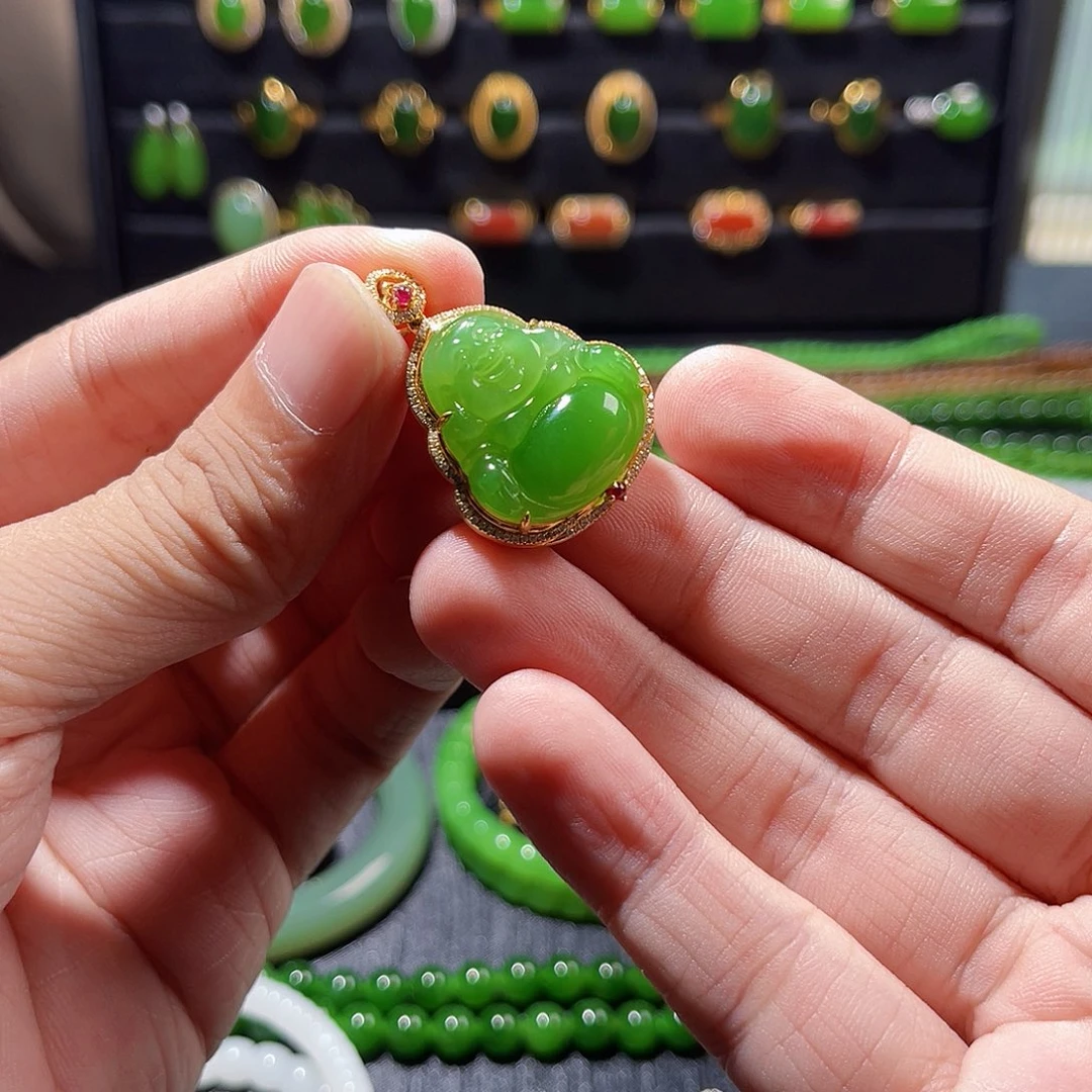 和田玉18K金镶嵌颈饰苹果绿佛公吊坠
