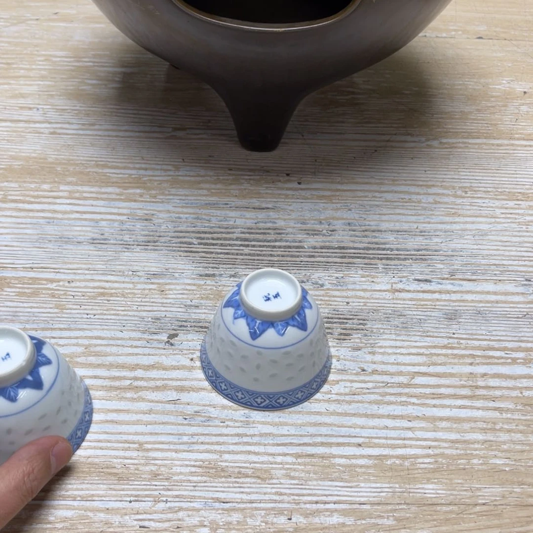 瓷片哈*兔密密麻麻地排列着一个