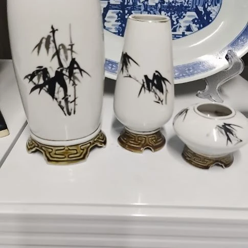 瓷片瓷片，各种摆件，均有瑕疵。沙锅！