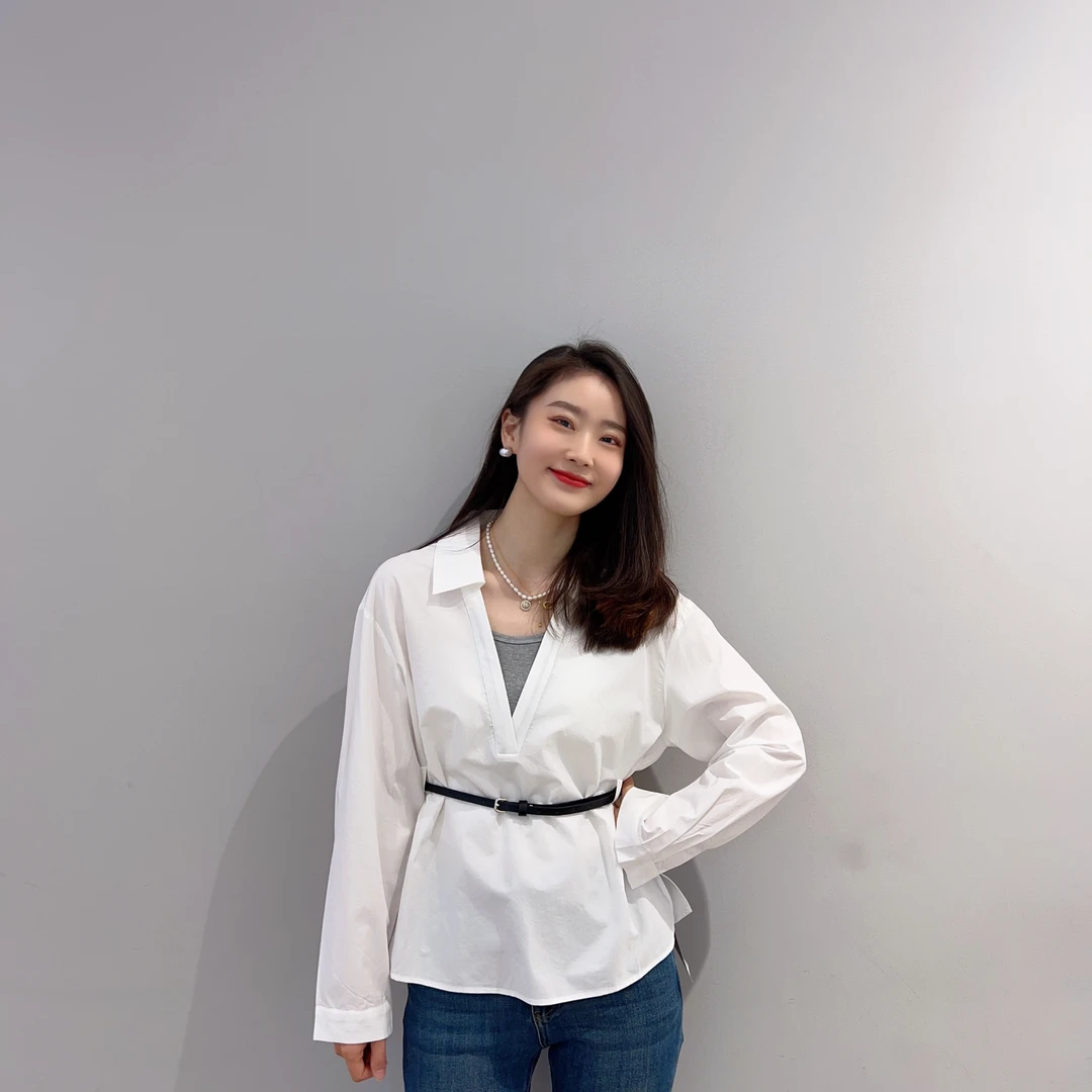 2025春装新款女装韩系V领长袖衬衫都市气质纯色衬衫小众设计款A26