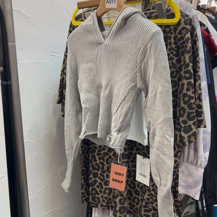 我们家卖的很好的灰色连帽针织衫