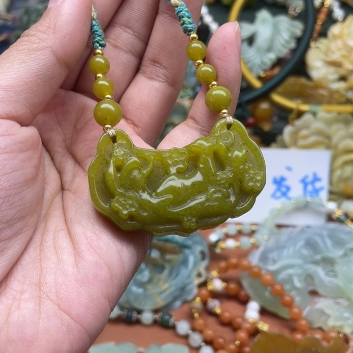蛇纹石玉吊坠合金