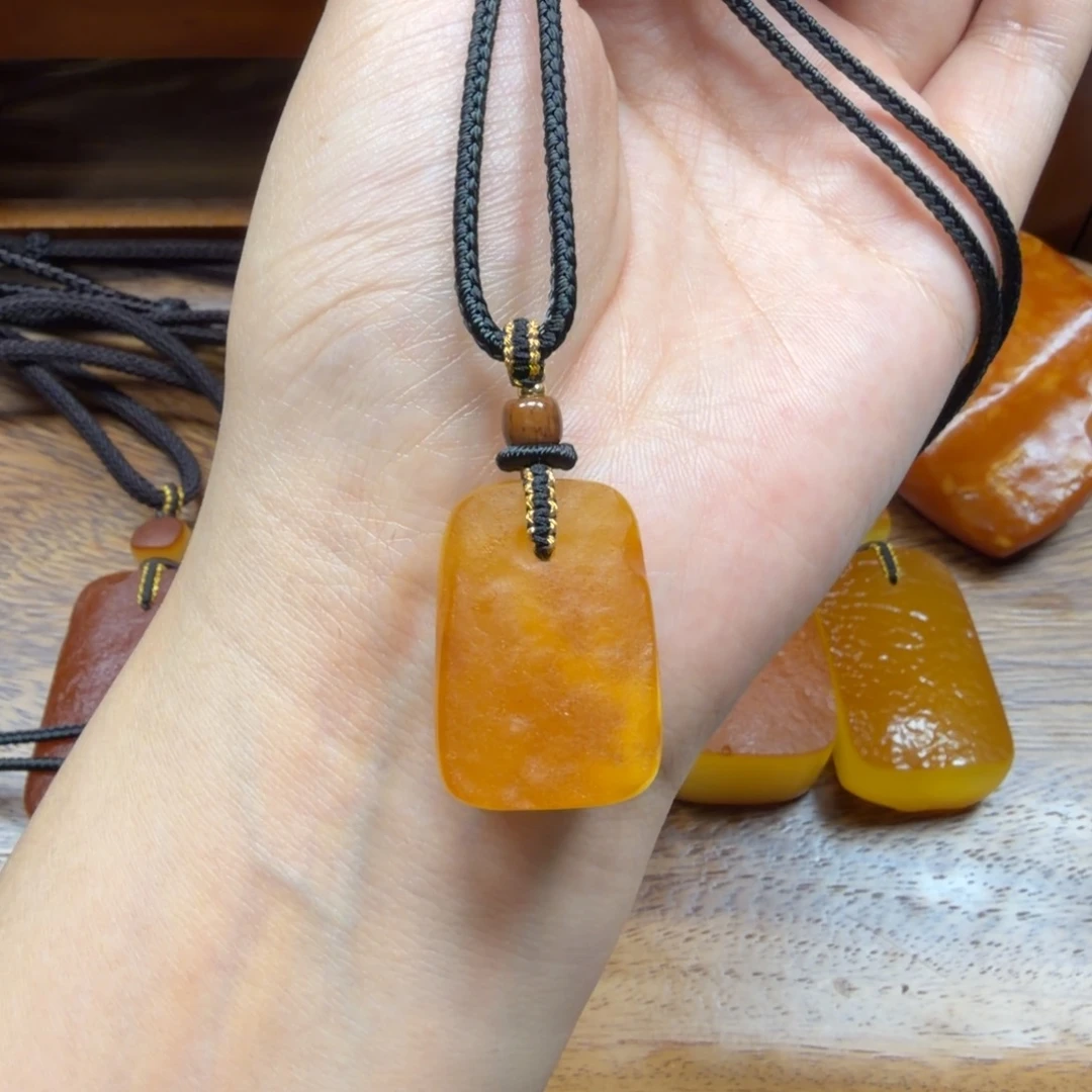 琥珀未镶嵌吊坠(赠链)