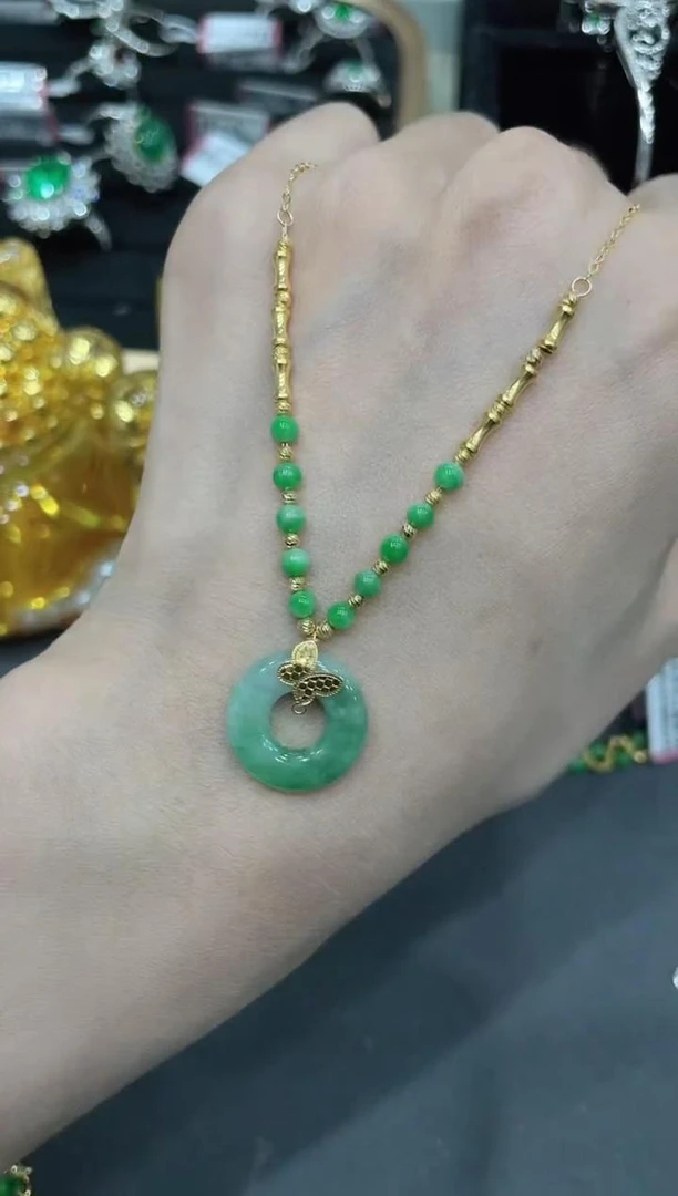 18K金镶嵌翡翠项链