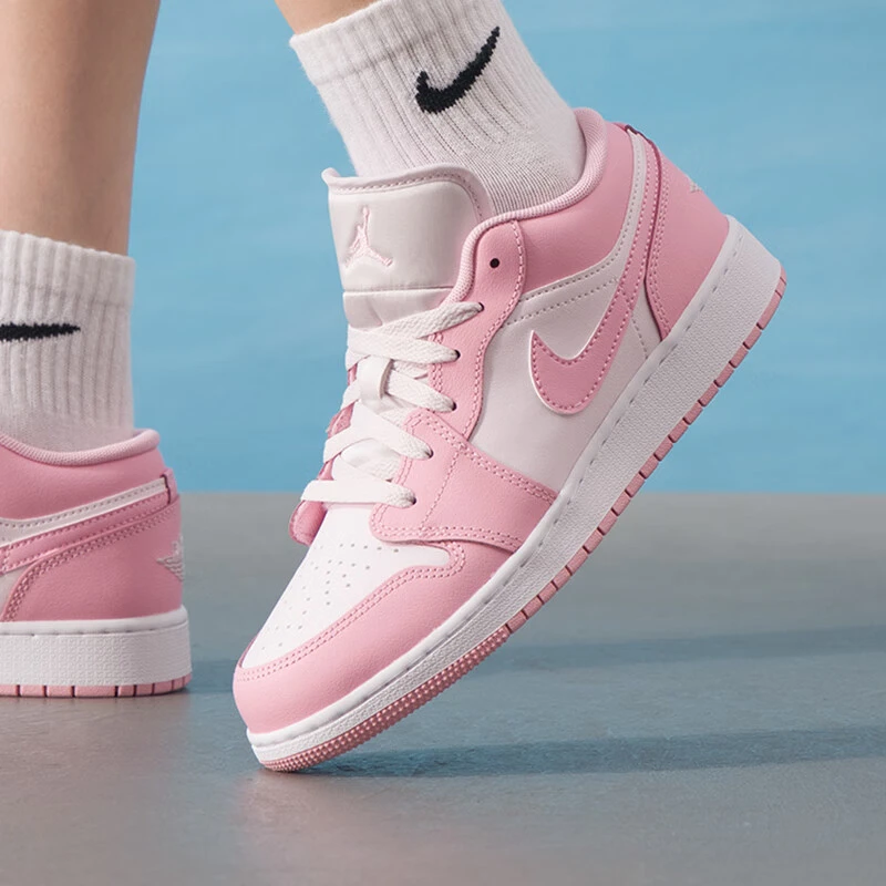 耐克NIKE女鞋大童JORDAN篮球鞋AJ1低帮休闲运动鞋白粉553560-614