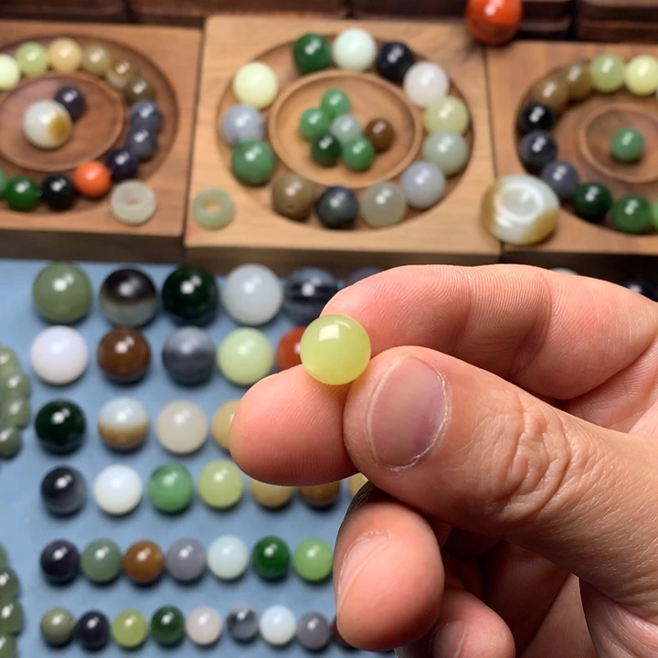 和田玉卡10新疆若羌鸡油黄未镶嵌济****师