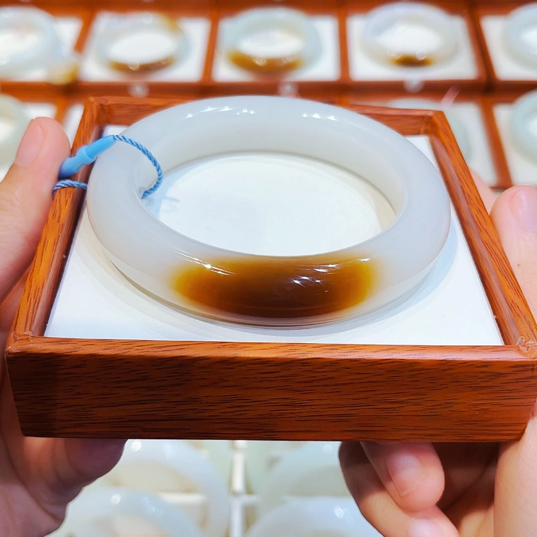 江***丽未镶嵌手镯和田玉