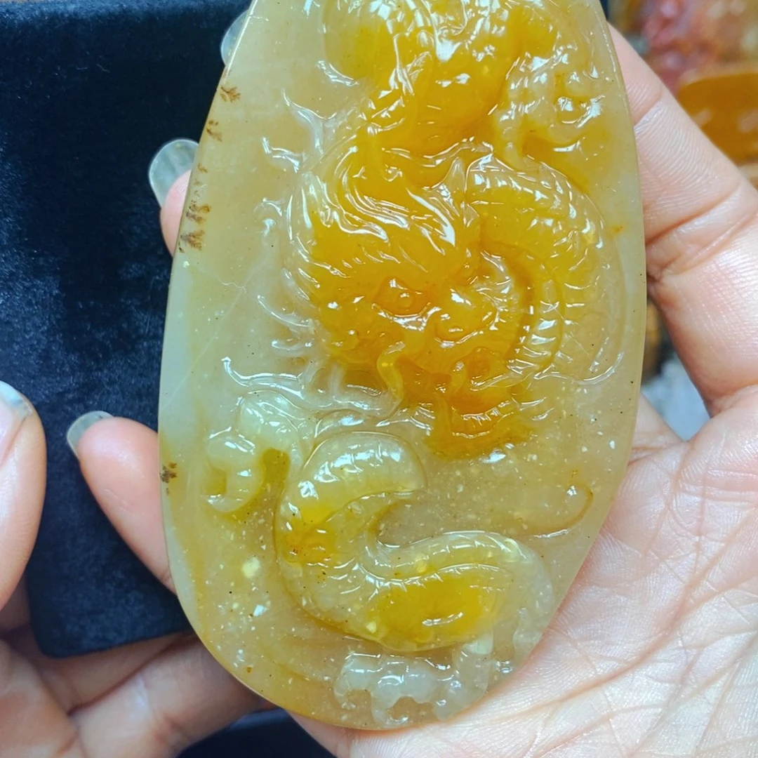 未镶嵌石英质玉（黄龙玉）颈饰