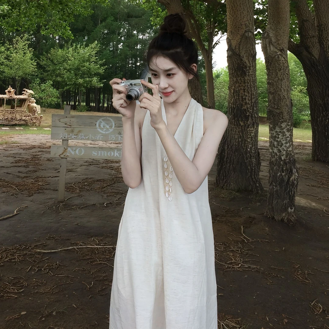 法式白色无袖挂脖背心连衣裙子女夏2025爆款漂亮绝美海边度假长裙
