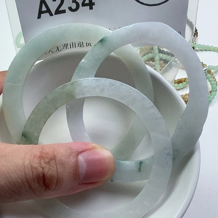 颈饰未镶嵌翡翠手镯