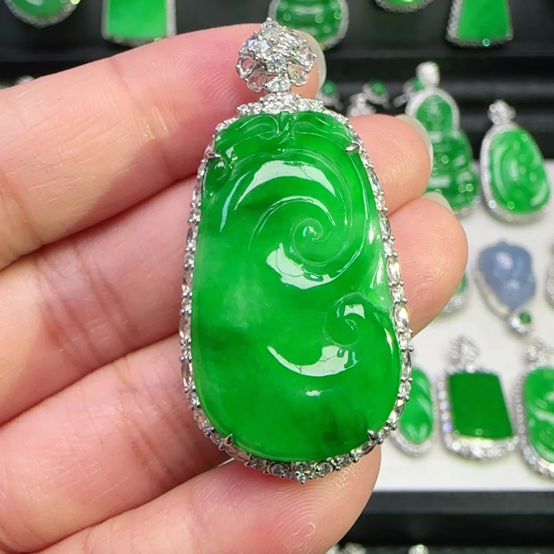 翡翠18K金镶嵌颈饰吊坠