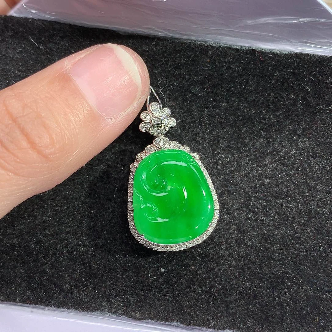 翡翠吊坠(赠链)18K金镶嵌