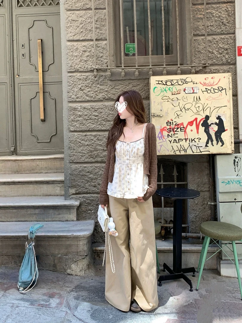 咖色针织开衫外套女秋季甜美碎花吊带上衣阔腿休闲裤三件套