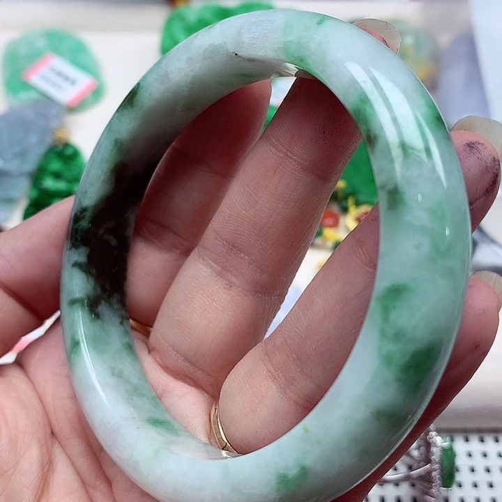 翡翠手镯未镶嵌翡翠