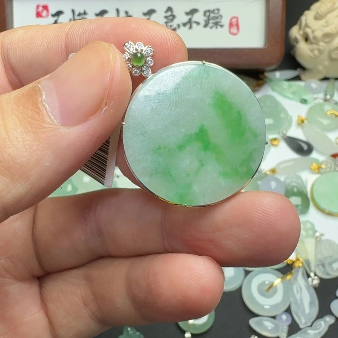 翡翠18K金镶嵌颈饰无事牌