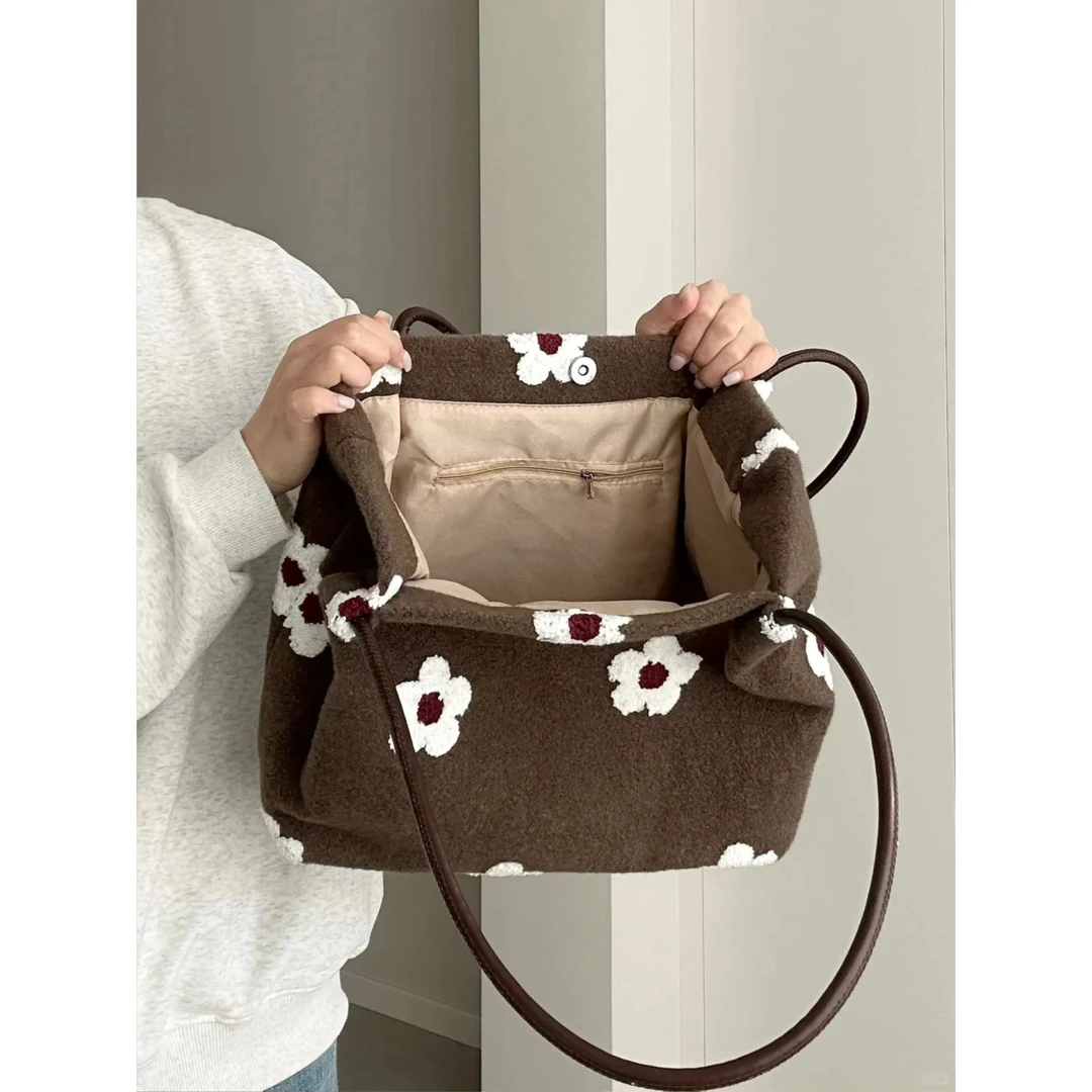 采晨家原创新款刺绣花朵单肩毛呢包女2025小众通勤百搭腋下托特包