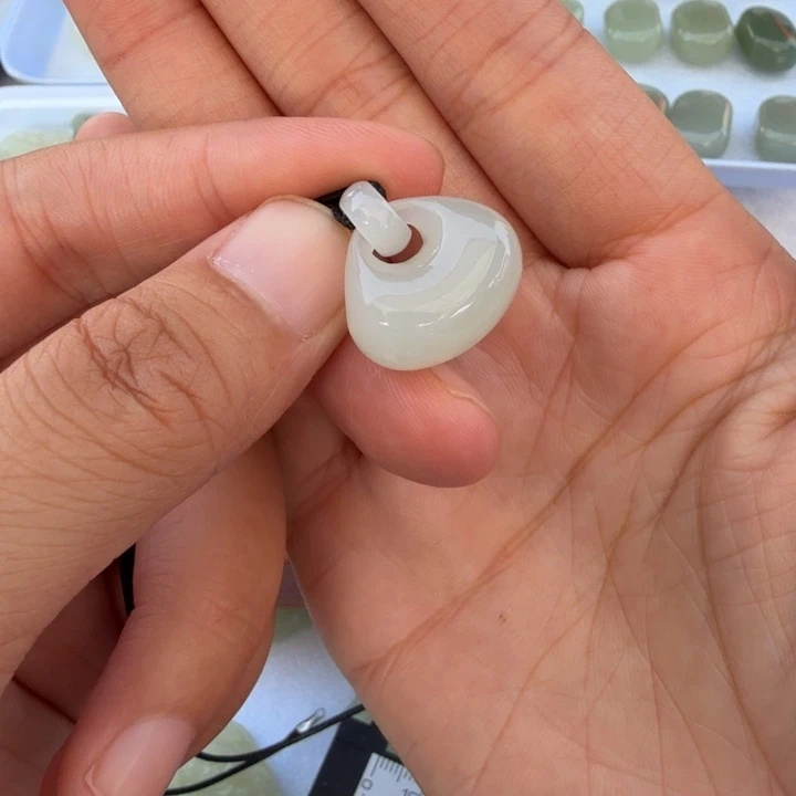 和田玉未镶嵌颈饰惠*娘