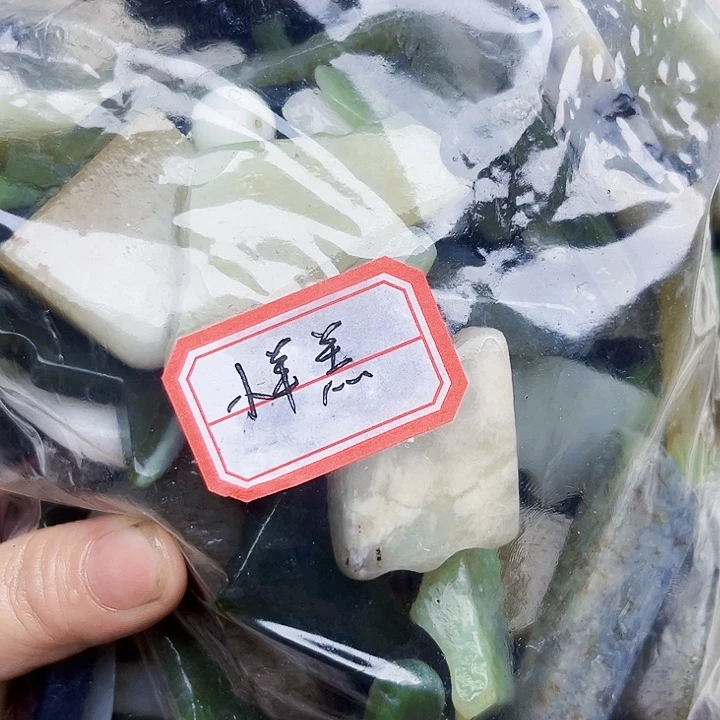 小***羔和田玉（糖玉）未镶嵌珠宝半成品