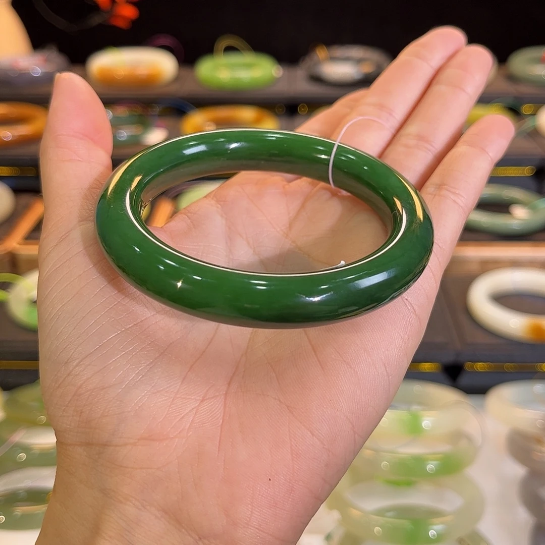 和田玉未镶嵌手镯辣绿