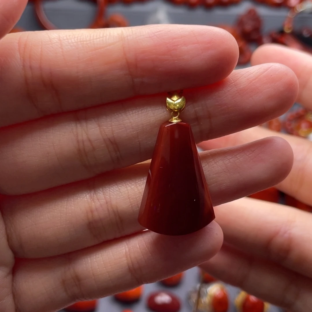 南红玛瑙18K金镶嵌珠宝奇石吊坠