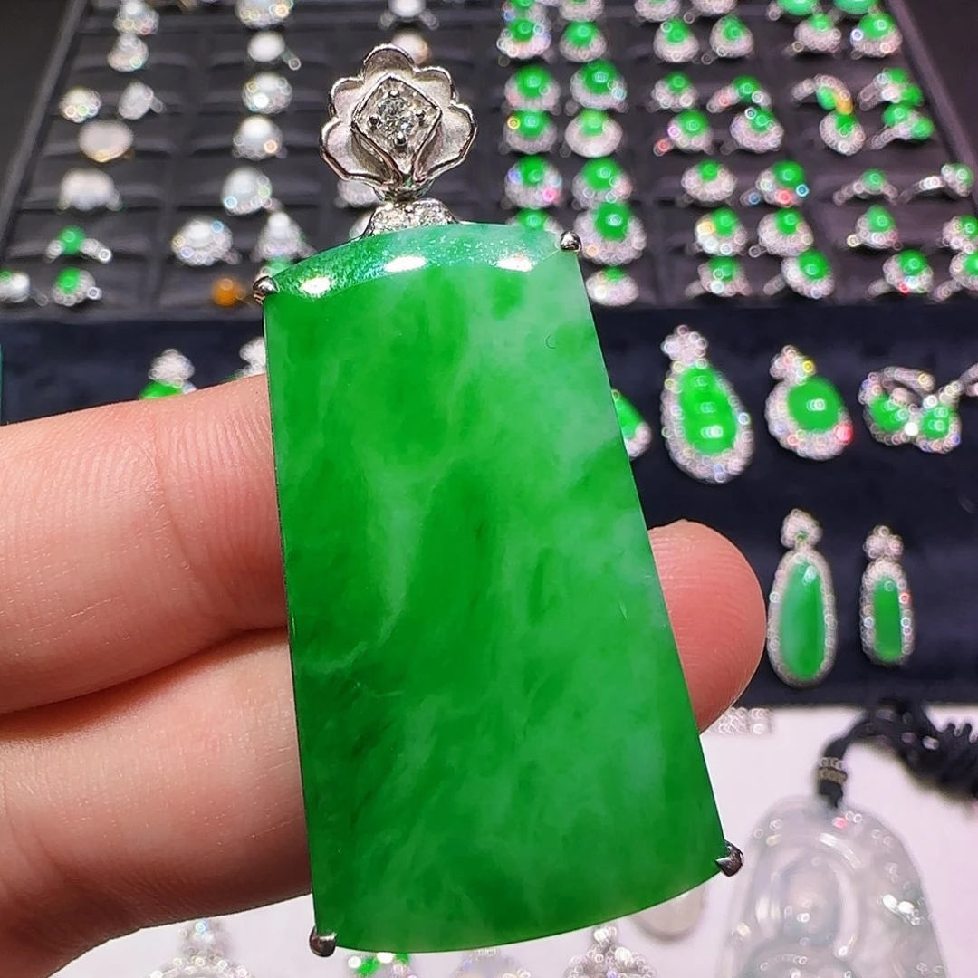 翡翠18K金镶嵌颈饰吊坠