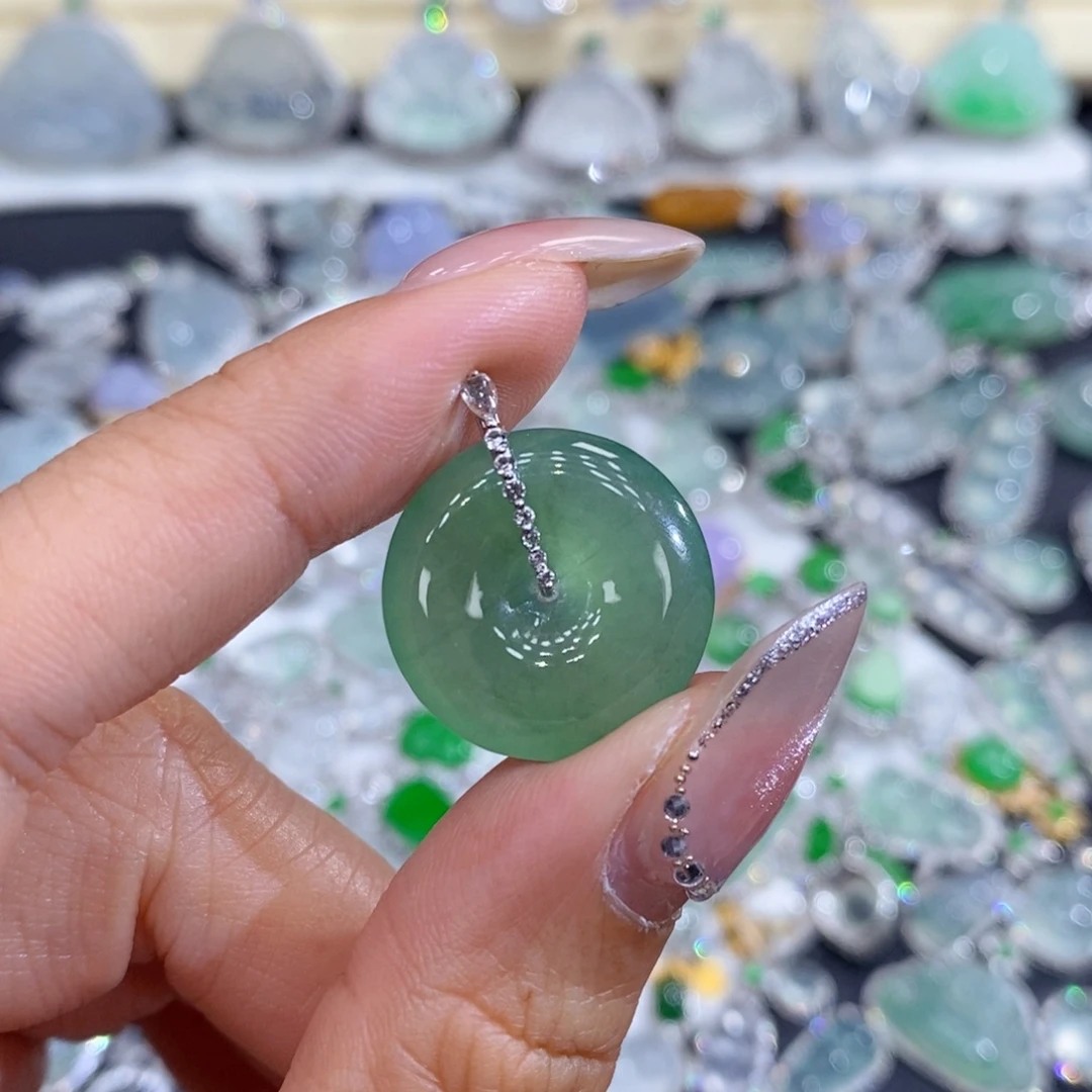 翡翠18K金镶嵌颈饰