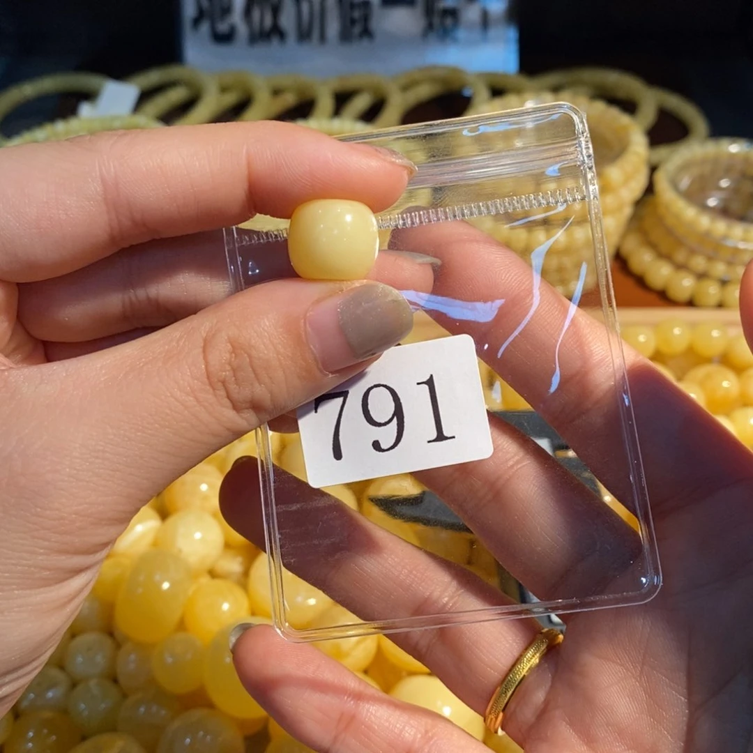 未镶嵌琥珀珠宝奇石791