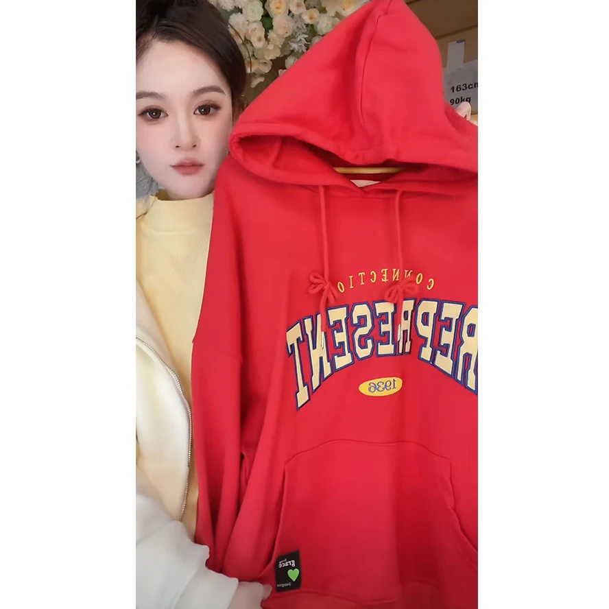 8041火龙果2024冬季新款时尚休闲百搭红色连帽加绒印花卫衣女BBR