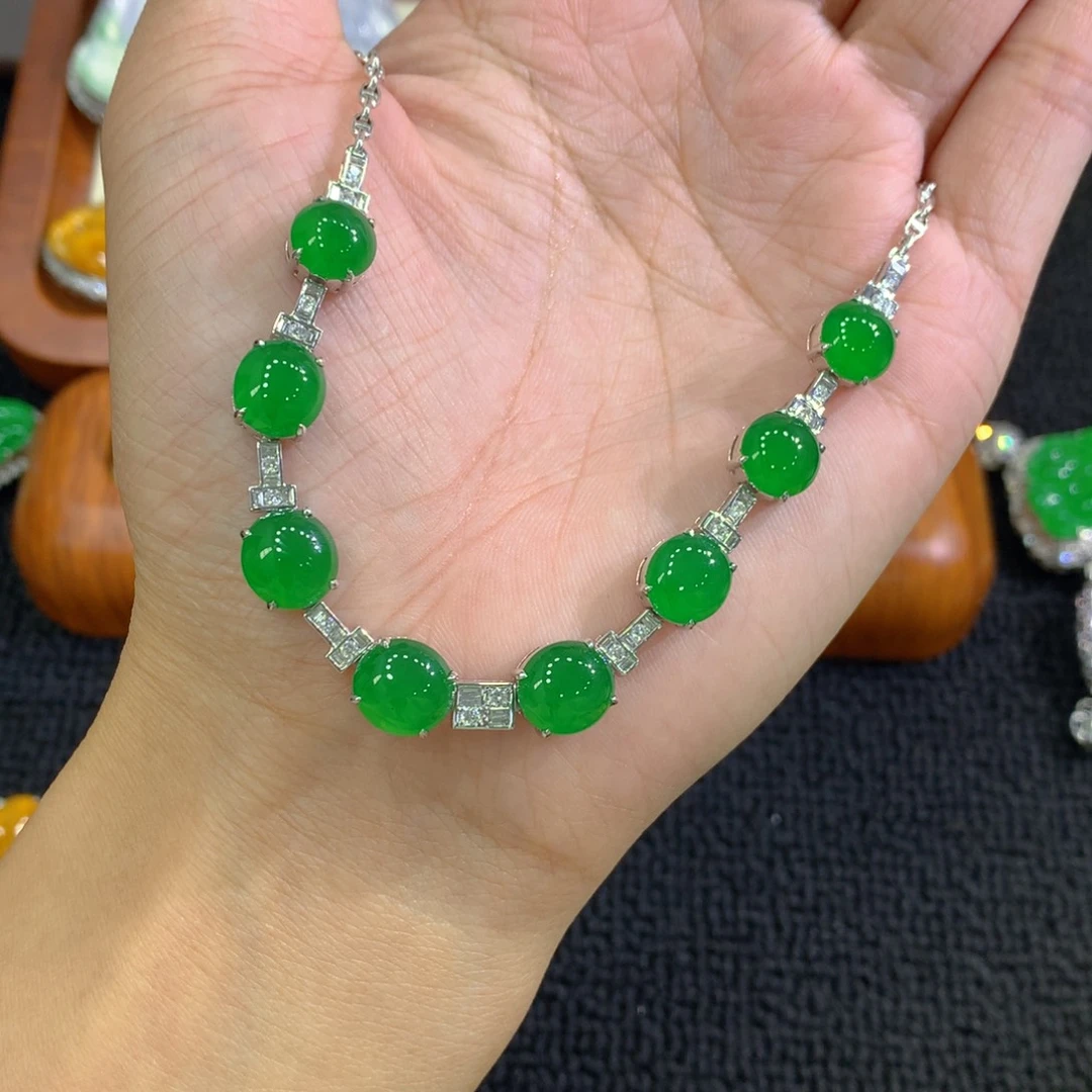 翡翠18K金镶嵌项链蛋面