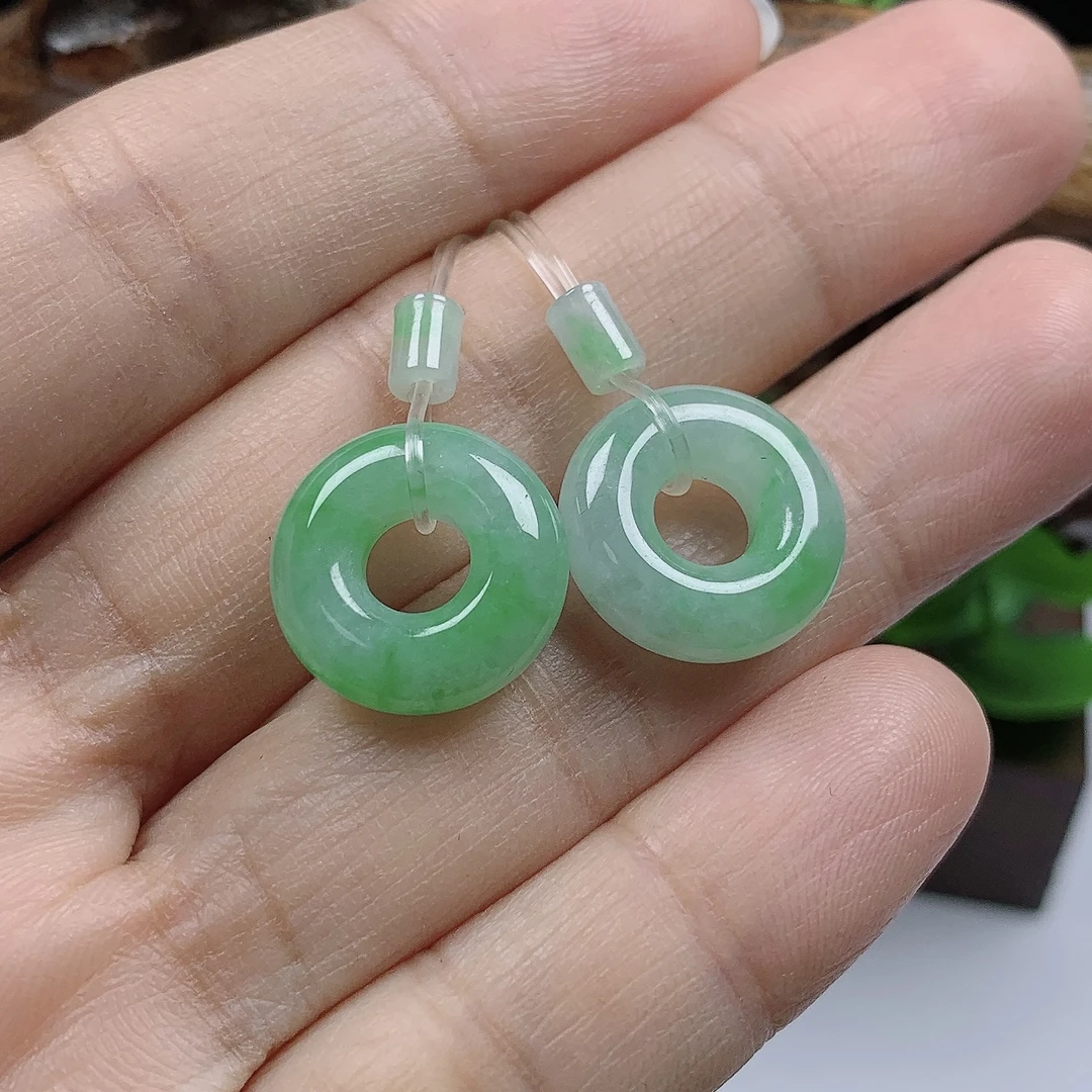 a531天然翡翠A货飘绿甜甜圈未镶嵌耳饰一对尺寸取一：14.8*4.8mm