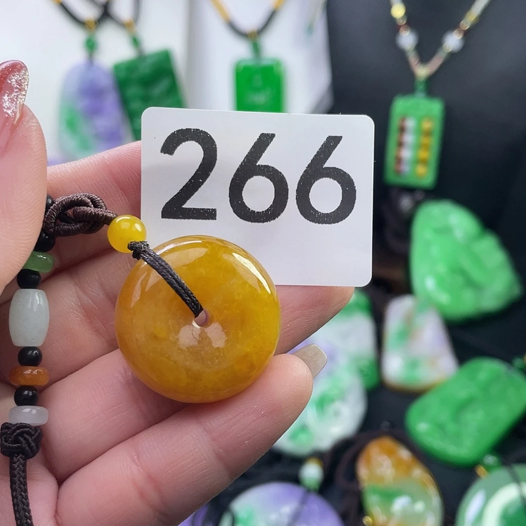 翡翠未镶嵌吊坠(赠链)