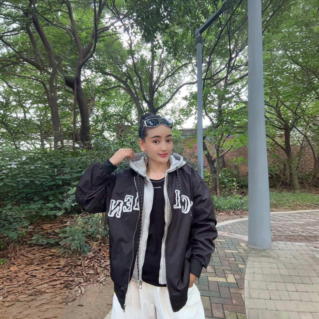 【酷时典】的新款里带卫衣帽子的女士休闲棒球衣