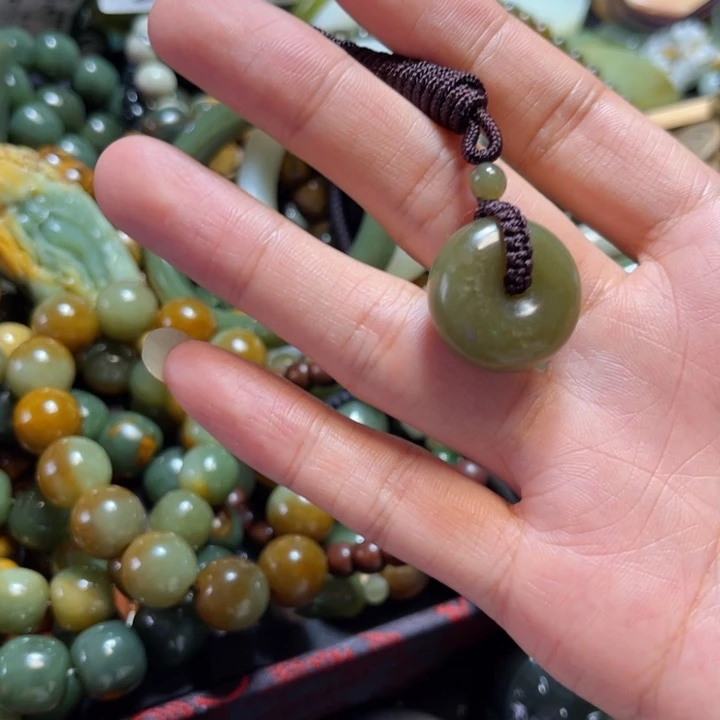 岫岩老玉（透闪石质玉）未镶嵌颈饰