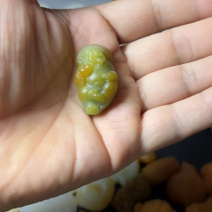 此***佛和田玉未镶嵌颈饰