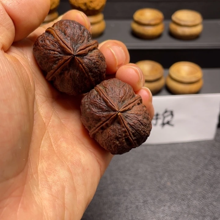 文玩核桃吊坠F糖三角四棱37