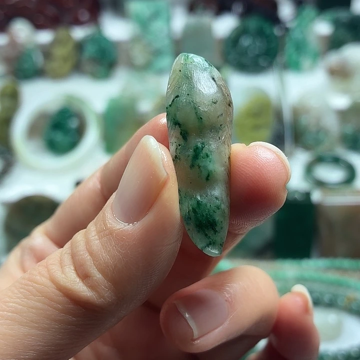 独山玉未镶嵌吊坠