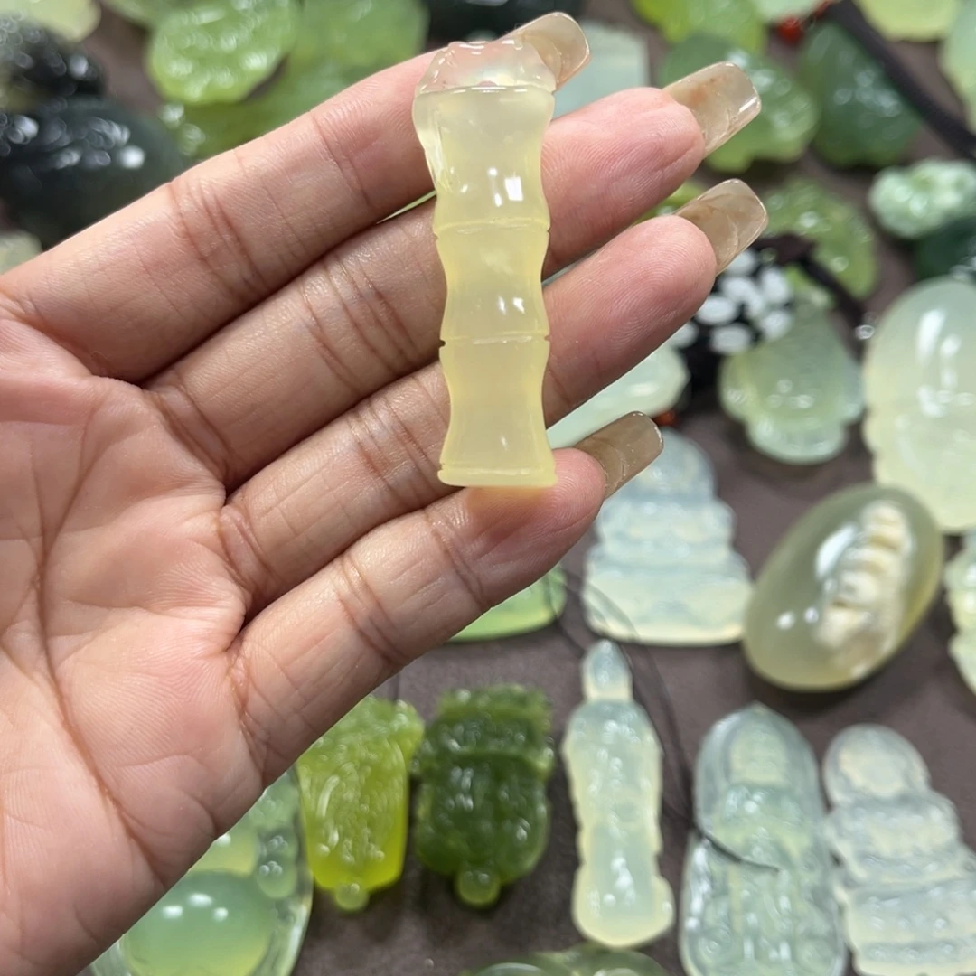 玫****蛇纹石玉未镶嵌颈饰