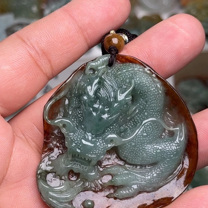 翡翠未镶嵌颈饰龙