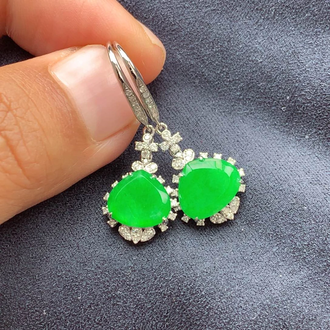 颈饰18K金镶嵌翡翠上新