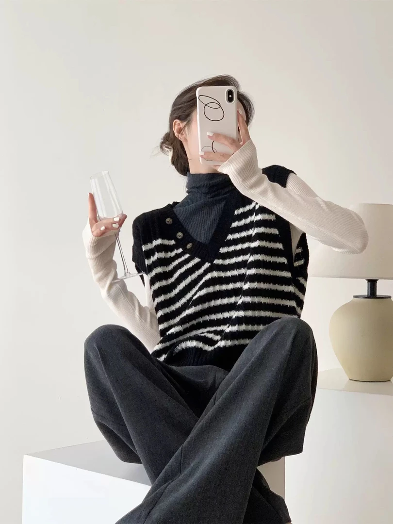 7541秋冬百搭全V领叠穿条纹纽扣针织马甲背心