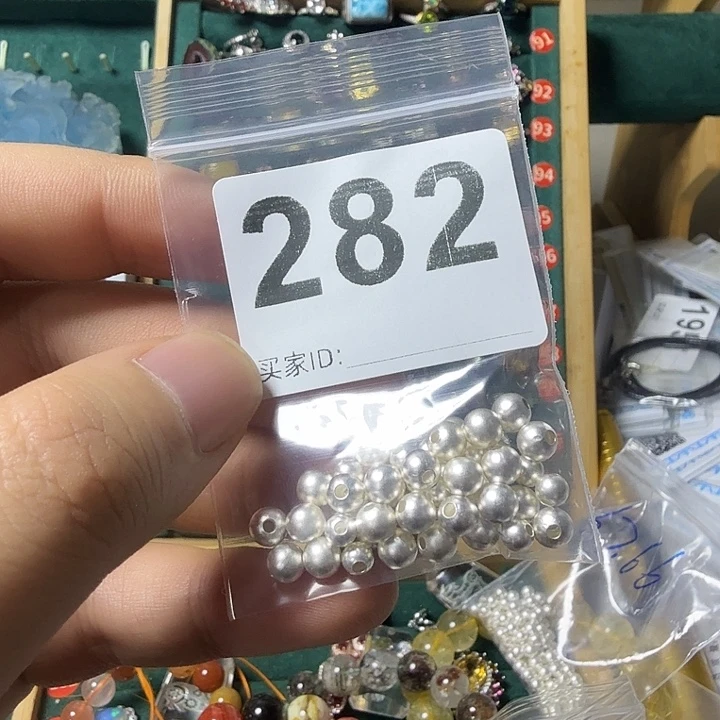 R***y石英质玉足银镶嵌颈饰