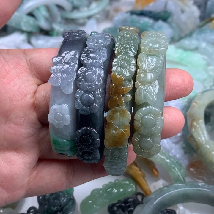 翡翠未镶嵌颈饰陌*