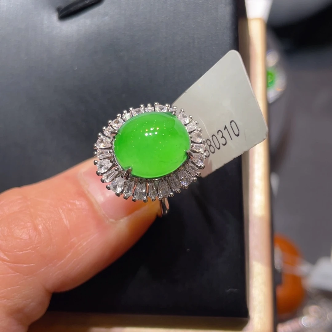 翡翠未镶嵌颈饰戒指