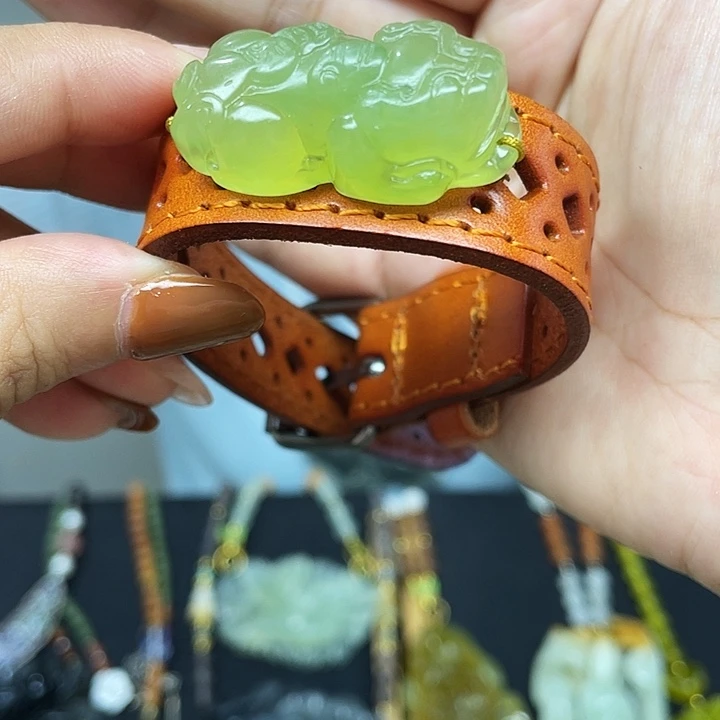 蛇纹石玉未镶嵌颈饰