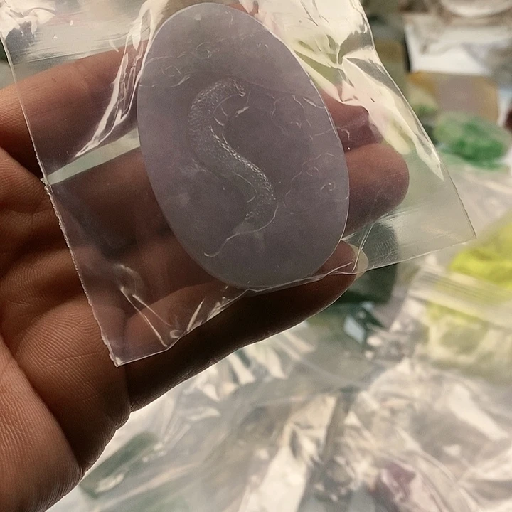 翡翠挂件未镶嵌豪***剑毛